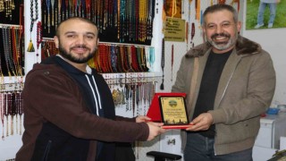 Yaptığı örnek davranışla gündeme gelen tespihciye DİKOdan plaket