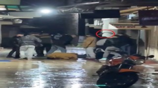 Yerdeyken tekmeleyip kemerle dövdüler: Dehşet anları kamerada