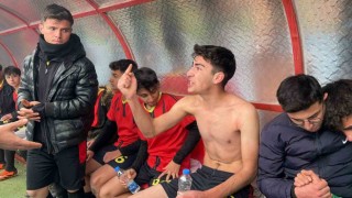 Yeşil sahada kavga: Öğrenciler maçı bıraktı, tekme ve sopayla birbirine girdi