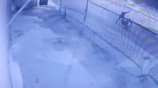 Yol kenarında bıçaklanmış halde bulunmuştu, cinayet anı kamerada