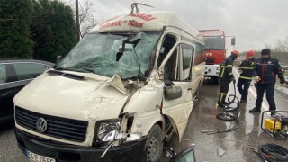 Yolcu minibüsü kamyona çarptı: 2 yaralı