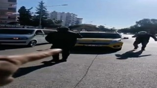 Yolcu taşıyan aracın önünü kesen taksiciler gözaltına alındı