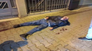 Yolda yürüyen yaşlı adamı tekme tokat döverek gasp ettiler: Dehşet anları kamerada