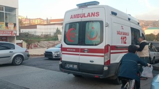 Yolun karşısına geçmeye çalışan çocuğa otomobil çarptı