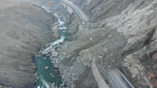 Yüksekova yolunda heyelan: 3 yaralı