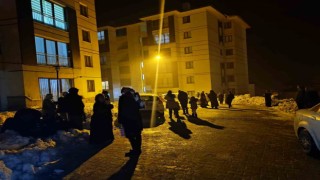 Yüksekovada deprem sonrası vatandaşlar korkudan evlerine giremiyorlar