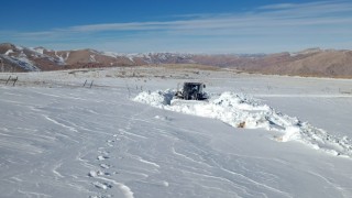 Yüksekovada kar kalınlığının 2 metreyi bulduğu yolda zorlu çalışma