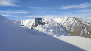 Yüksekovanın 3 bin rakımlı dağlarında karla mücadele çalışması