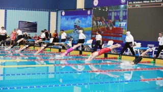 Yüzmede 585 sporcu şampiyonluk için kulaç attı