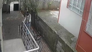 Yüzü maskeli hırsız bahçedeki bisikleti çalıp kayıplara karıştı