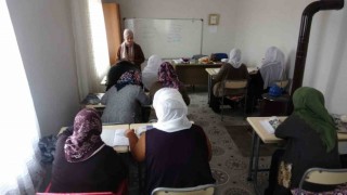 Zamanında okula gidememişlerdi, şimdi kurslarda okuma yazma öğreniyorlar