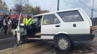 Zeytinburnunda aracının hakimiyetini kaybeden yaşlı sürücü tramvay yoluna girdi
