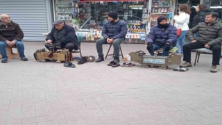 2024ün ilk gününde ekmek parası için tezgâh açtılar