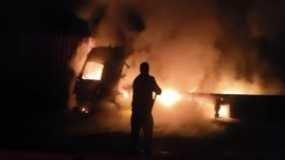 3 tırın karıştığı zincirleme kazada bir tır alev aldı: 3 yaralı