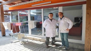 30 yıllık arkadaşlık, deprem sonrası konteyner iş yerinde mesai arkadaşlığına döndü
