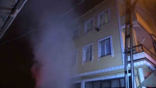 4 katlı binanın bodrum katında çıkan yangın itfaiye ekiplerince söndürüldü