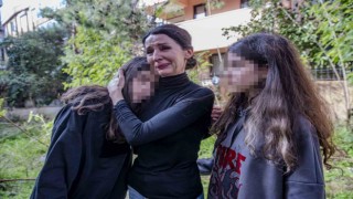 40 dakikada ikiz kızlarıyla tahliye edildiği ve 12 yılını geçirdiği eve bakarken gözyaşlarını tutamadı