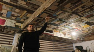500 enkazdan topladığı 5 bin parça ahşabı ofisinin tavanında sanat eserine dönüştürdü