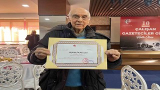 91 yaşında hâlâ gazetecilik yapan Rıdvan Uysala teşekkür belgesi
