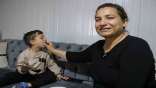Acılı anne asrın felaketinde kaybettiği evlatlarının özlemini hayatta kalan evlatlarıyla gideriyor