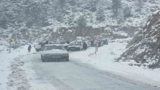 Adanada karda mahsur kalan araçlar kurtarıldı