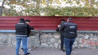 Adanada narkotik polisinden okul önünde uygulama
