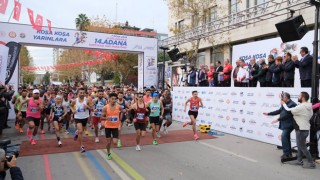 Adana'da Uluslararası Kurtuluş Yarı Maratonu düzenlendi