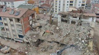 Ağır hasarlı binanın yıkım anı kamerada