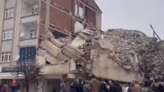 Ağır hasarlı binanın yıkımında hasarsız bina zarar gördü