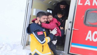 Ağrıda 4 kardeşin yardımına paletli ambulans yetişti