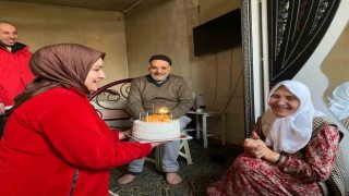 Ağrıda Kızılaydan 65 yaşındaki kadına doğum günü sürprizi