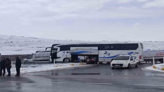 Ağrıda yolcu otobüsü ile kamyonet çarpıştı: 11 yaralı