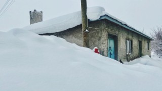 Ağrının yüksek bölgelerinde evler kar altında kaldı