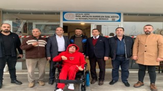 AK Parti akülü tekerlekli sandalye talebinde bulunan engelli gencin isteğini yerine getirdi