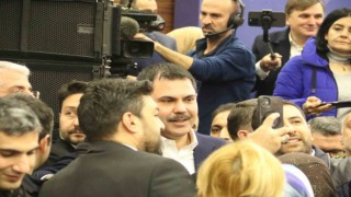 AK Parti İBB Başkan Adayı Murat Kurum, döner kesip gazetecilere ikram etti