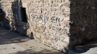 Akbaş Baba Türbesine sprey boyalı saldırı