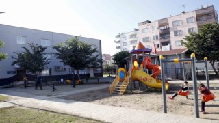 Akdeniz Belediyesi çocuk parklarını yeniliyor