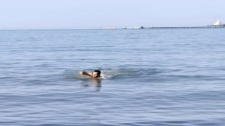 Akdenizin serin sularında Ocak güneşinin tadını çıkardı