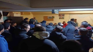 AKSA Çoruh Elektrikte işçiler işten çıkarılan arkadaşları için il binasında toplandılar