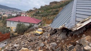 Alanyada heyelan sebebiyle inşaat halindeki ev ve istinat duvarı çöktü