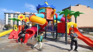 Alaşehirin parklarına yeni oyun grupları
