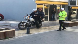 Aliağada yaya yolunu kullanan motosikletlilere ceza