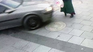 Alkollü şahsın kullandığı otomobil kaldırımdaki kadına böyle çarpmış