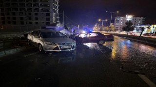 Alkollü sürücü, otomobiliyle park halindeki araçlara çarptı