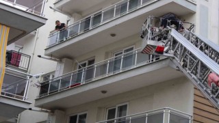 Alkolün dozunu kaçırınca, balkonda sızdı