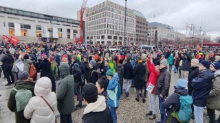 Almanyada aşırı sağcı AfD Partisi ve ırkçılık karşıtı protesto