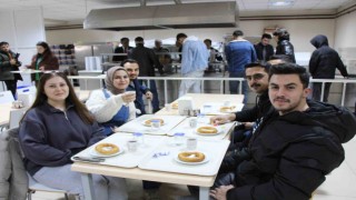 Amasya Üniversitesinden sınavlara çalışan öğrencilere çay-simit