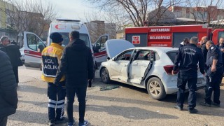 Ambulans ile otomobil çarpıştı: 2 yaralı