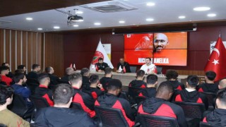 Anelka, Ümraniyespor teknik heyeti ve futbolcularla buluştu