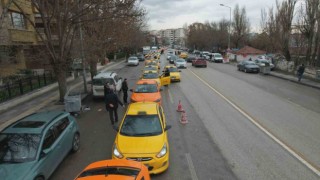 Ankarada taksiciler taksimetre ücretlerini güncellemek için uzun sıralar oluşturdu